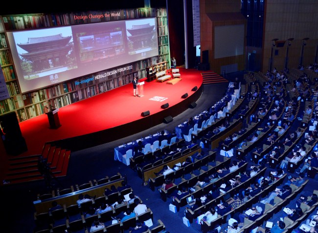 Herald Design Forum 2012 gets underway at COEX Auditorium in Samseong-dong, Seoul, Thursday. (Park Hae-mook/The Korea Herald)
