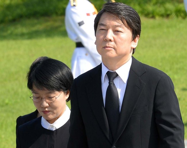 Presidential candidate Ahn Cheol-soo visits the national Cemetery in southern Seoul on Thursday, accompanied by Park Sun-sook, a former opposition lawmaker appointed as his campaign chief. (Park Hyun-koo/The Korea Herald)