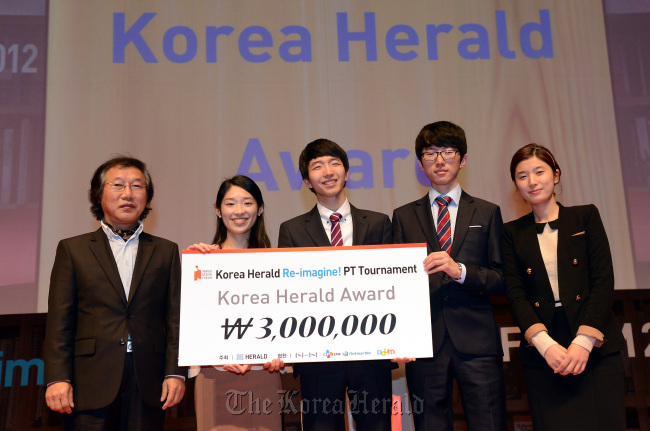 Members of “Shall We Design,” the top-prize-winning team of Herald Corp.’s English-language presentation competition for college students, pose with Lee Young-man (left), CEO and publisher of Herald Corp., after winning the award.(Ahn Hoon/The Korea Herald)