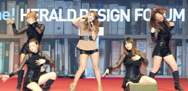 SINGING SENSATION — Singer Ailee (center) performs at COEX Auditorium during the Herald Design Forum 2012.(Ahn Hoon/The Korea Herald)