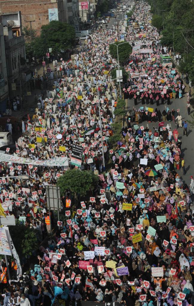 Pakistani Muslim demonstrators protest against an anti-Islam film in Lahore on Thursday. ( AFP-Yonhap News)