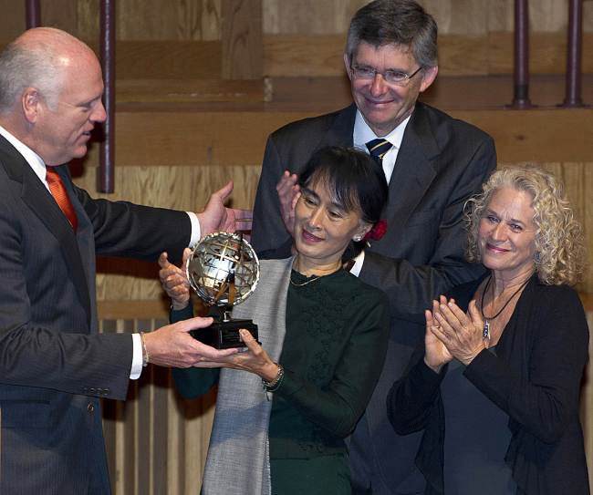 Aung San Suu Kyi (center) is presented a Unisphere by Congressman Joseph Crowley (left), Queens College President James Muyskens (back) and singer Carole King after speaking to students at Queens College in New York on Saturday. (AFP-Yonhap News)