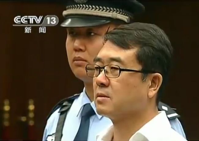 This file frame grab taken from Chinese television CCTV on Sept.18 shows former police chief Wang Lijun (right) facing the court during his trial in Chengdu, in southwest China’s Sichuan province. (AFP-Yonhap News)