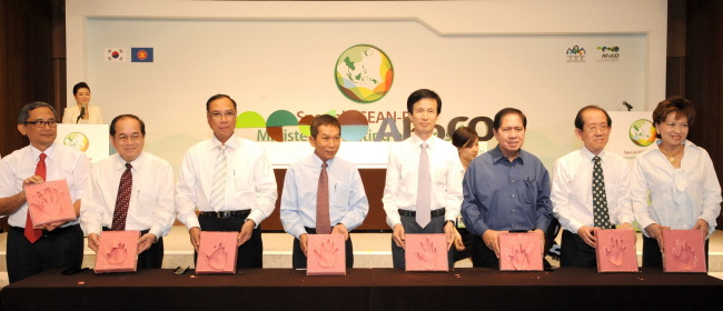 Korea Forest Service Minister Lee Don-koo (fourth from left) and chief delegates from ASEAN member states attend a hand-printing ceremony during the Special ASEAN-Korea Ministerial Meeting on Forestry in Seoul at the end of August. (KFS)