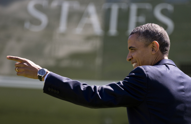 President Barack Obama points to people on the South Lawn of the White House in Washington on Monday as he walks from the Oval Office to Marine One en route to New York. (AP-Yonhap News)