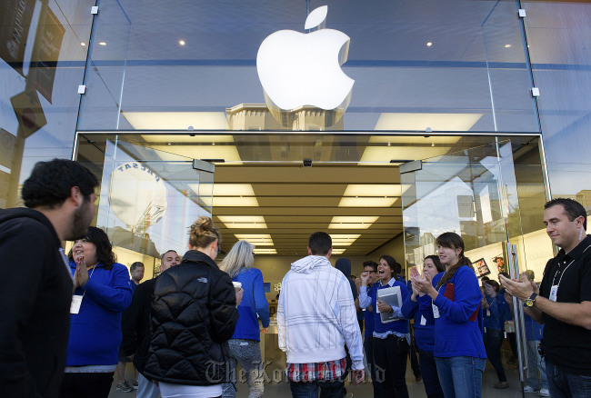 Customers enter an Apple Inc. store to buy the new iPhone 5 in San Francisco, California, U.S., on Sept. 21. (Bloomberg)