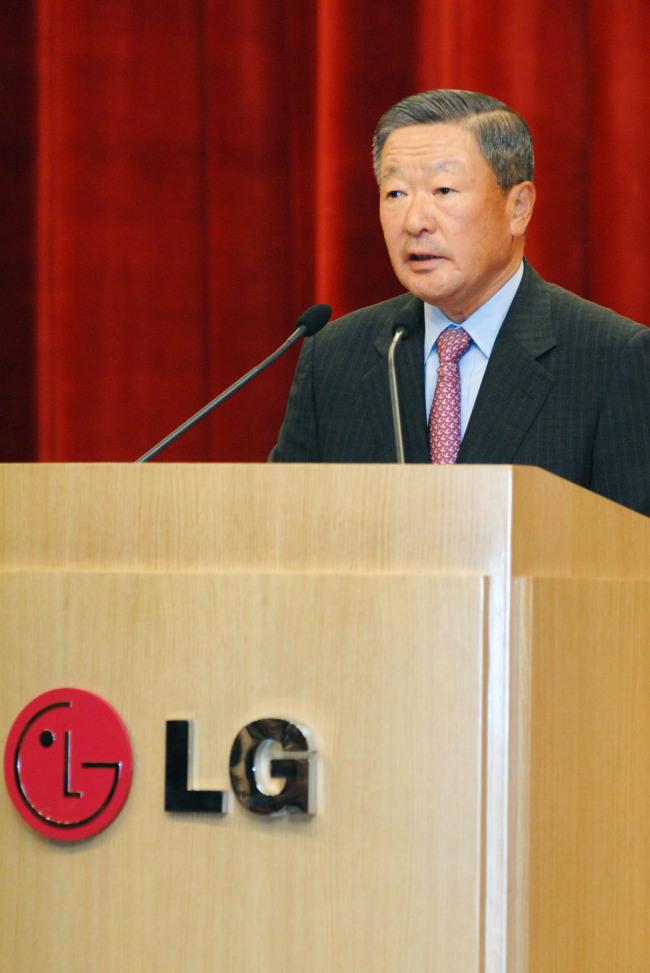 LG Group chairman Koo Bon-moo speaks at a meeting of executives of the conglomerate’s affiliates at the group headquarters in Yeouido, Seoul, on Wednesday. (Yonhap News)