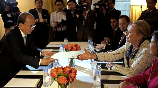 U.S. Secretary of State Hillary Clinton is handed an envelope from Myanmar’s President Thein Sein in New York on Wednesday. (AP-Yonhap News)