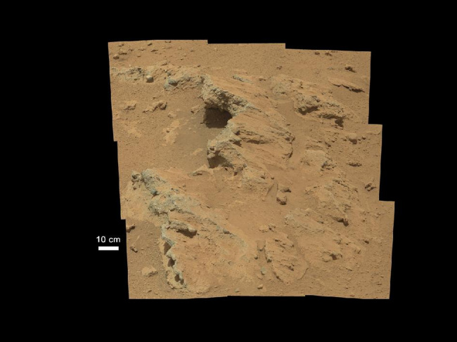 This image provided by NASA shows shows a Martian rock outcrop near the landing site of the rover Curiosity thought to be the site of an ancient streambed. (AP-Yonhap News)