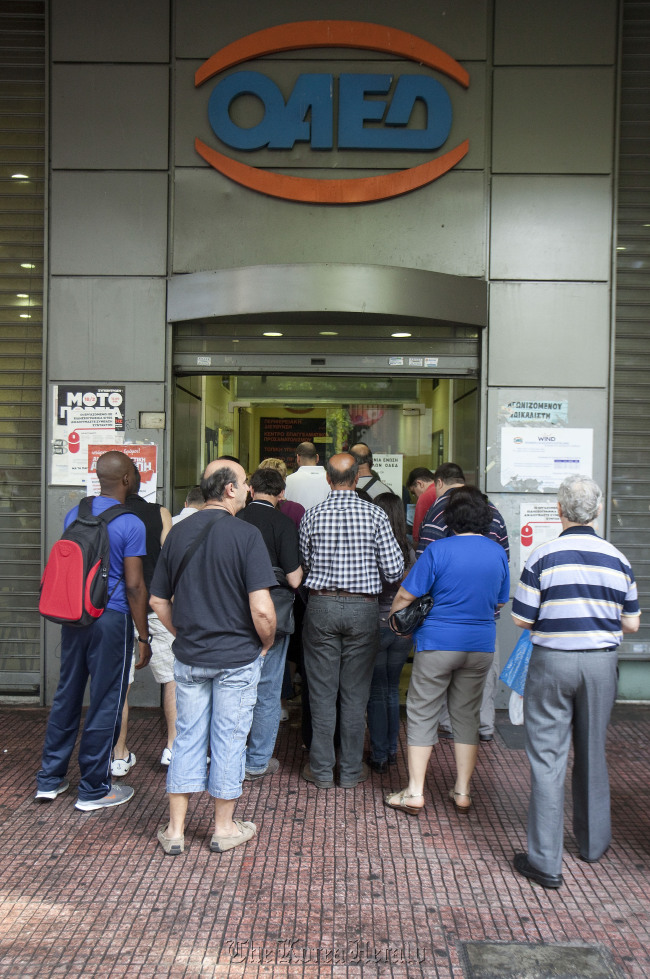 Jobseekers wait to enter an OAED employment office in Athens. (Bloomberg)