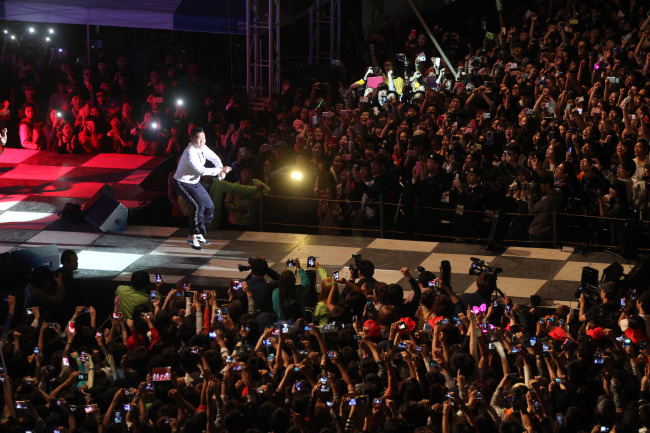 International sensation Psy performs at Seowon University in Cheongju, North Chungcheon Province, on Sept. 26 for the school’s annual festival. (Park Hae-mook/The Korea Herald)