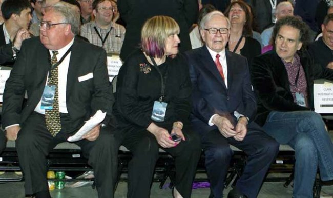 Berkshire Hathaway Chairman and CEO Warren Buffett (second from right) sits with his children (from left) Howard, Susie and Peter, at the Berkshire Hathaway shareholders meeting in Omaha, Nebraska, in April 2011. (AP)