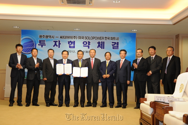 Gwangju Mayor Kang Un-tae (fourth from left) poses with CTI CEO Song Dong-jeong (fifth from left) and CTI chairman Lee Yong-kyu (sixth from left) after attending an MOU signing ceremony in Gwangju on Tuesday.