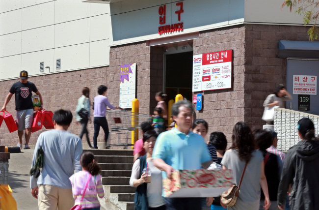 People shop at a Costco store in southern Seoul on Sept. 23, the second Sunday the store opened after an order to close. (Yonhap News)