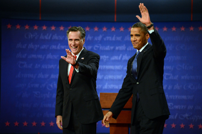 U.S. President Barack Obama and former Massachusetts Governor Mitt Romney wave at the start of the presidential debate at the University of Denver Wednesday, Oct. 3, 2012, in Denver. (AP-Yonhap News)