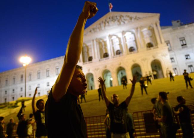 Protesters shout slogans during a demonstration in front of the parliament in Lisbon on Sept. 15. (AFP-Yonhap News)