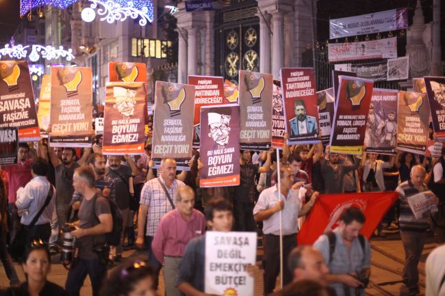 Demonstrators hold placards and shout slogans as they take part in a protest against a possible war with Syria in Istanbul on Thursday. (AFP-Yonhap News)