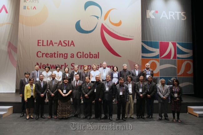 Park Jong-won (sixth from left on the front row), president of Korea National University of Arts, poses with representativesof art schools from 15 Asian countries at the founding of the Asian League of Institutes of the Arts inSeoggwan-dong, Seoul, Saturday. (K-Arts)