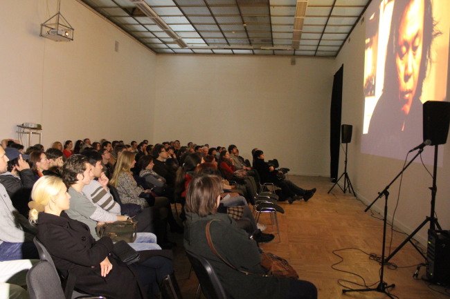 Audience members at a master class for filmmakers watch a movie of Kim Ki-duk, director of the film “Pieta” and a participant of Moscow’s International Festival of Independent Films, at a theater in Moscow on Saturday, days ahead of the festival. (Yonhap News)