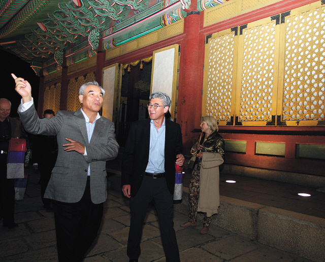 Minister of Culture, Sports and Tourism Choe Kwang-shik (left) gestures while talking with United States Ambassador to Korea Sung Y. Kim during a moonlight tour at Changdeok Palace, Thursday. (Minister of Culture)