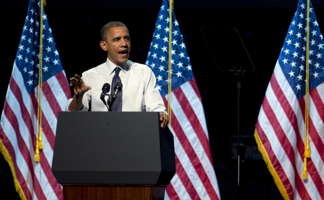 U.S. President Barack Obama speaks at a campaign event at Nokia Theater in Los Angeles on Sunday. (AP-Yonhap News)