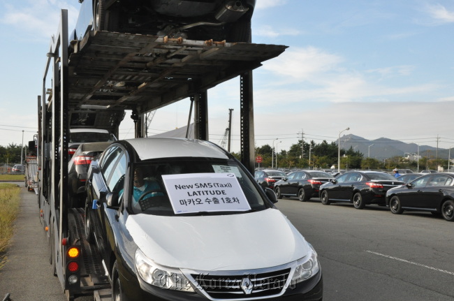 The first batch of Renault Samsung Motors’ SM5 sedans, whose export name is Latitude, is moved at the carmaker’s Busan plant on Monday to be shipped to Macau where the vehicles will be used as commercial taxis. (Renault Samsung Motors)