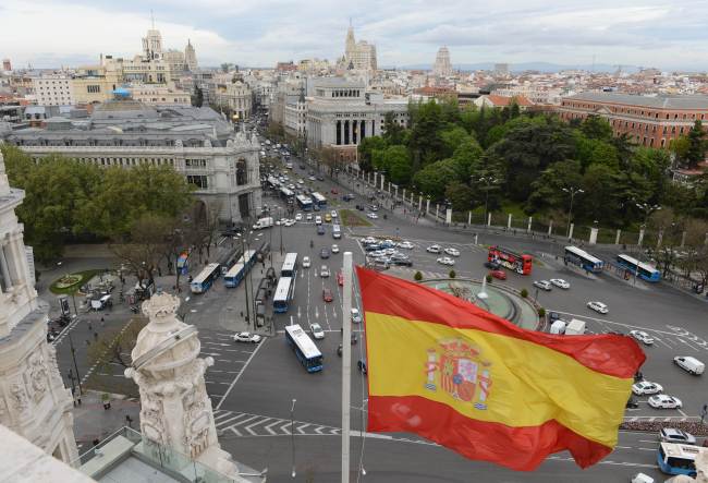 The Spanish flag flys at the Plaza de Cibeles in Madrid. (AFP-Yonhap News)