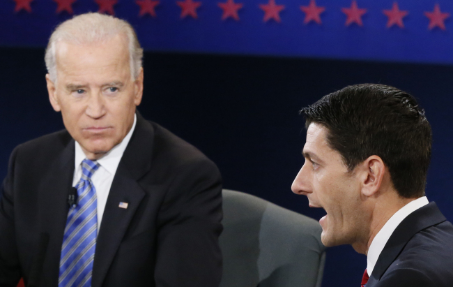 U.S. Vice President Joe Biden and Republican vice presidential nominee Paul Ryan of Wisconsin participate in the vice presidential debate at Centre College in Danville, Kentucky, Thursday. (AP-Yonhap News)