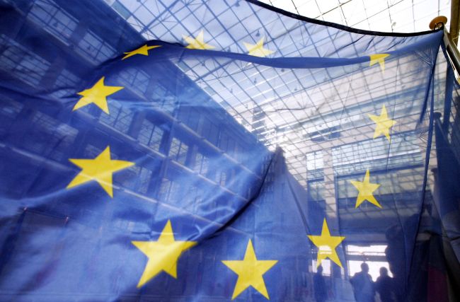 A photo taken on March 22, 2006 shows European flags at the EU headquarters in Brussels . The crisis-torn European Union will win this year's Nobel Peace Prize, the usually well-informed Norwegian public broadcaster NRK reported an hour before the widely anticipated announcement on October 12, 2012. (AFP-Yonhap News)