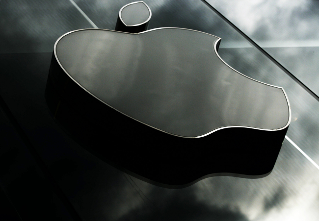 This file photo shows the company logo at the Apple Store in London.(AP-Yonhap News)