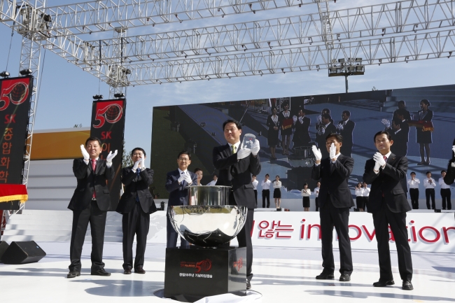 SK Group chairman Chey Tae-won (third from right) prepares to seal a time capsule filled with documents on the 2020 growth vision of SK Innovation, the group’s energy arm, and letters of hope written by employees, during the ceremony to mark the firm’s 50th anniversary in Daejeon on Friday. (Yonhap News)