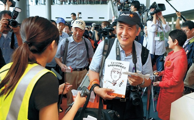 Passengers prepare to board the first flight by Jetstar Japan at Narita International Airport near Tokyo on July 3. (AP-Yonhap News)