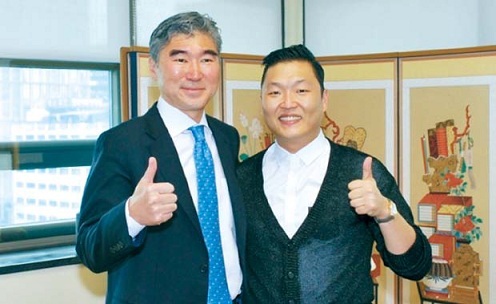 U.S. Ambassador to Korea Sung Y. Kim (left) and pop star Psy, whose single “Gangnam Style” is No. 2 in the U.S., give the thumbs up on a visit from Psy after he returned to Korea last month. (U.S. Embassy)