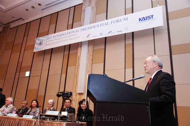 Suh Nam-pyo, KAIST president, delivers a welcoming speech during the International Presidential Forum on Global Research Universities in 2011. (KAIST)