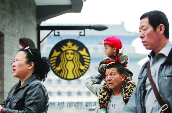 A Starbucks sign is seen in Qianmen, Beijing. The increasing interest of the Chinese consumers for coffee has created huge opportunities for coffee chains and equipment makers. (China Daily)