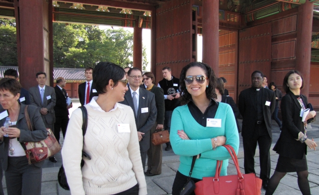 Working-level officers and diplomats from more than two dozen foreign embassies in Korea visit Changdeok Palace in downtown Seoul, Monday, in a tour co-organized by the Presidential Council on Nation Branding, Korea Furniture Museum and Seongbuk district government office. (Yonhap News)