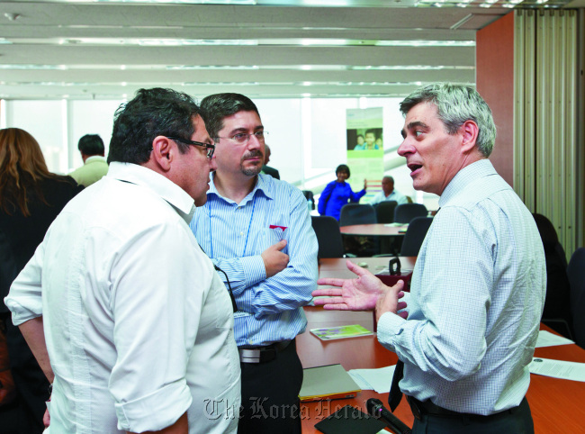 Glenn Dolcemascolo (right), head of the United Nations International Strategy for Disaster Reduction’s office in Songdo, speaks with participants during his organization’s recent workshop in Songdo. (Incheon Metropolitan City)