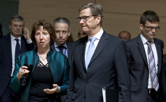 European Union High Representative Catherine Ashton (second from left) speaks with German Foreign Minister Guido Westerwelle (center) during a meeting of EU foreign ministers in Luxembourg on Monday. ( AP-Yonhap News)