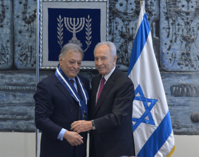 Israeli President Shimon Peres (right) confers the Presidential Medal of Distinction to internationally acclaimed conductor Zubin Mehta in Jerusalem on Monday. (Xinhua-Yonhap News)