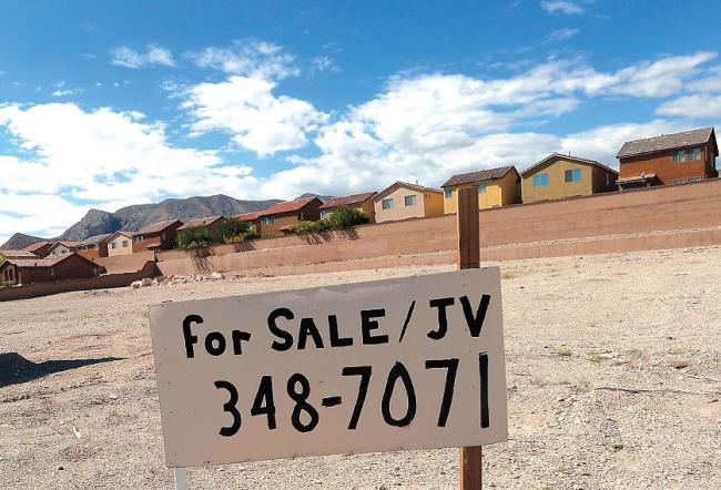 A for-sale sign in front of houses in the North West residential neighborhood in Las Vegas, Nevada. (AFP-Yonhap News)