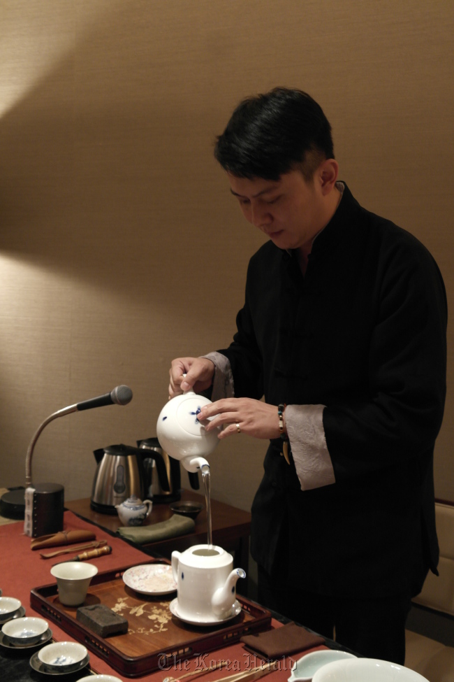 Tea sommelier Wei Lei performs a traditional tea ceremony. (The Shilla Seoul)