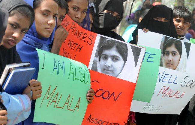 Pakistani students carry placards with the photograph of child activist Malala Yousafzai during a protest against the assassination attempt by the Taliban on Malala in Lahore on Tuesday. (AFP-Yonhap News)