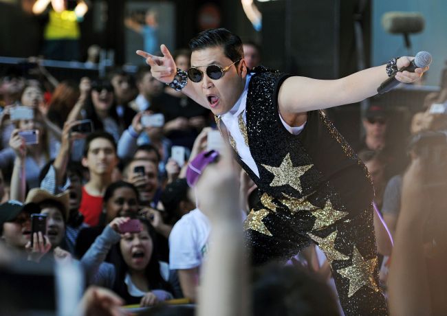 South Korean pop sensation Psy, whose real name is Park Jae-Sang, performs for fans at a promotional event by the “Sunrise” breakfast television show in central Sydney on Wednesday. (AFP-Yonhap News)