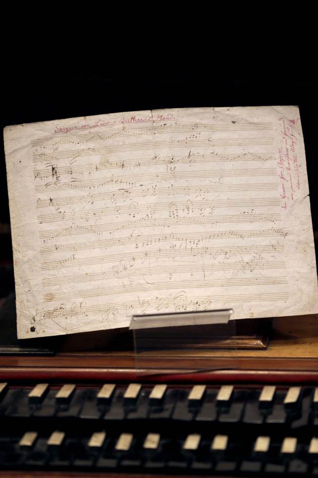 A picture taken Tuesday at Sotheby’s auction house in Paris shows German composer and pianist Ludwig van Beethoven’s handwritten manuscript. (AFP-Yonhap News)