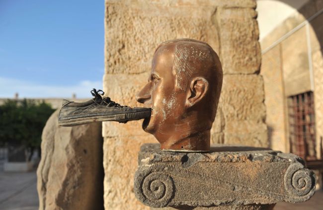 A shoe is seen glued to a statue of late Syrian President Hafez al-Assad at the museum of Maaret al-Numan in the northwestern Idlib province, an area under the control of rebel fighters, Wednesday. ( AFP-Yonhap News)