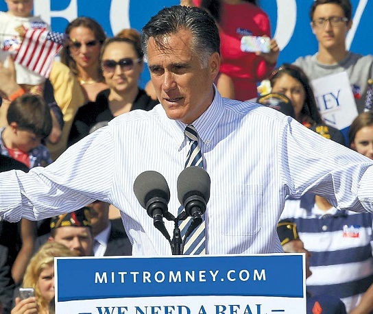 U.S. Republican presidential candidate Mitt Romney gestures during a rally at Tidewater Community College in Chesapeake, Virginia, Wednesday.( AP-Yonhap News)