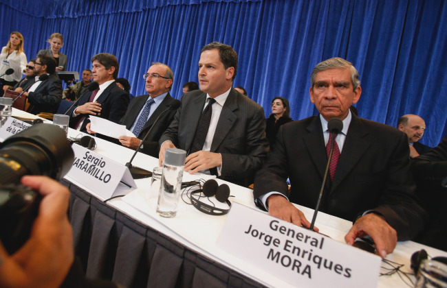 Colombian Gen. Jorge Enriques Mora (right) and peace negotiator Sergio Jaramillo attend a press conference in Hurdal, Norway, Thursday. (AP-Yonhap News)