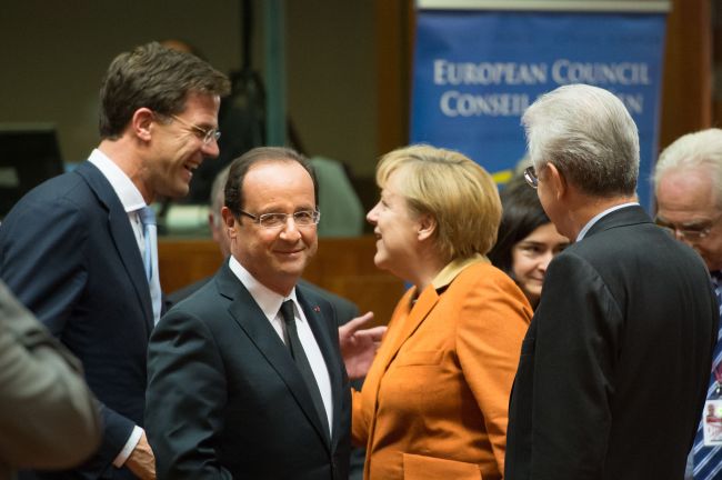 German Chancellor Angela Merkel (center) speaks with Dutch Prime Minister Mark Rutte (left) as French President Francois Hollande looks on prior to the start of an EU summit in Brussels on Thursday. (AFP-Yonhap News)