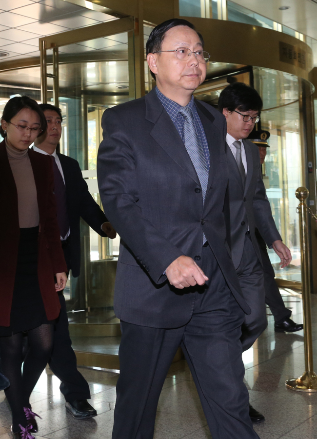 Chinese Ambassador to Seoul Zhang Xinsen leaves the Foreign Ministry after talks with Vice Foreign Minister Ahn Ho-young Friday. (Yonhap News)