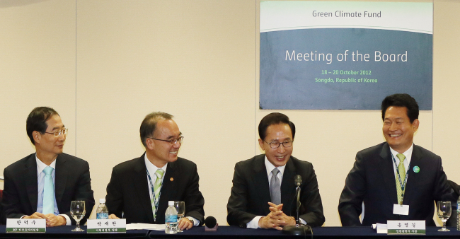 President Lee Myung-bak (left) and Incheon City mayor Song Young-gil smile in a press conference to announce the luring of the headquarters of the Green Climate Fund to Sondgo, Incheon. The press conference was held in the Songdo Convention Center on Saturday. (Yonhap News)